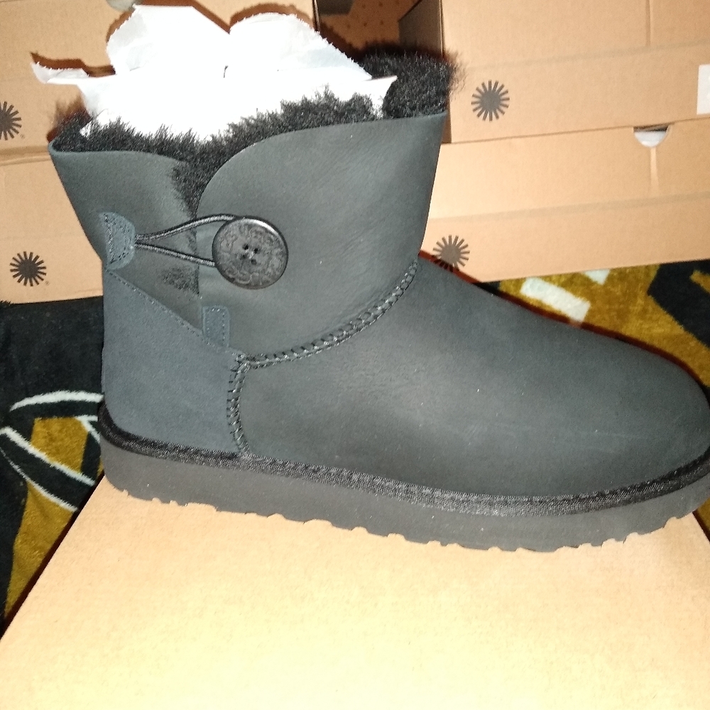 Ugg mini Bailey button